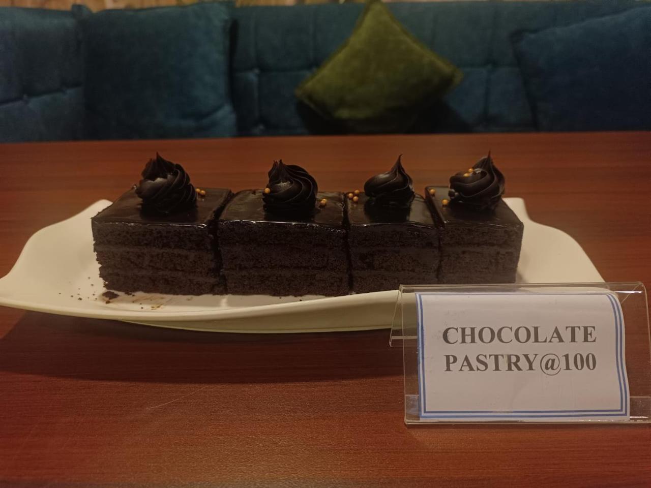 Hotel Eden Karwar Luaran gambar