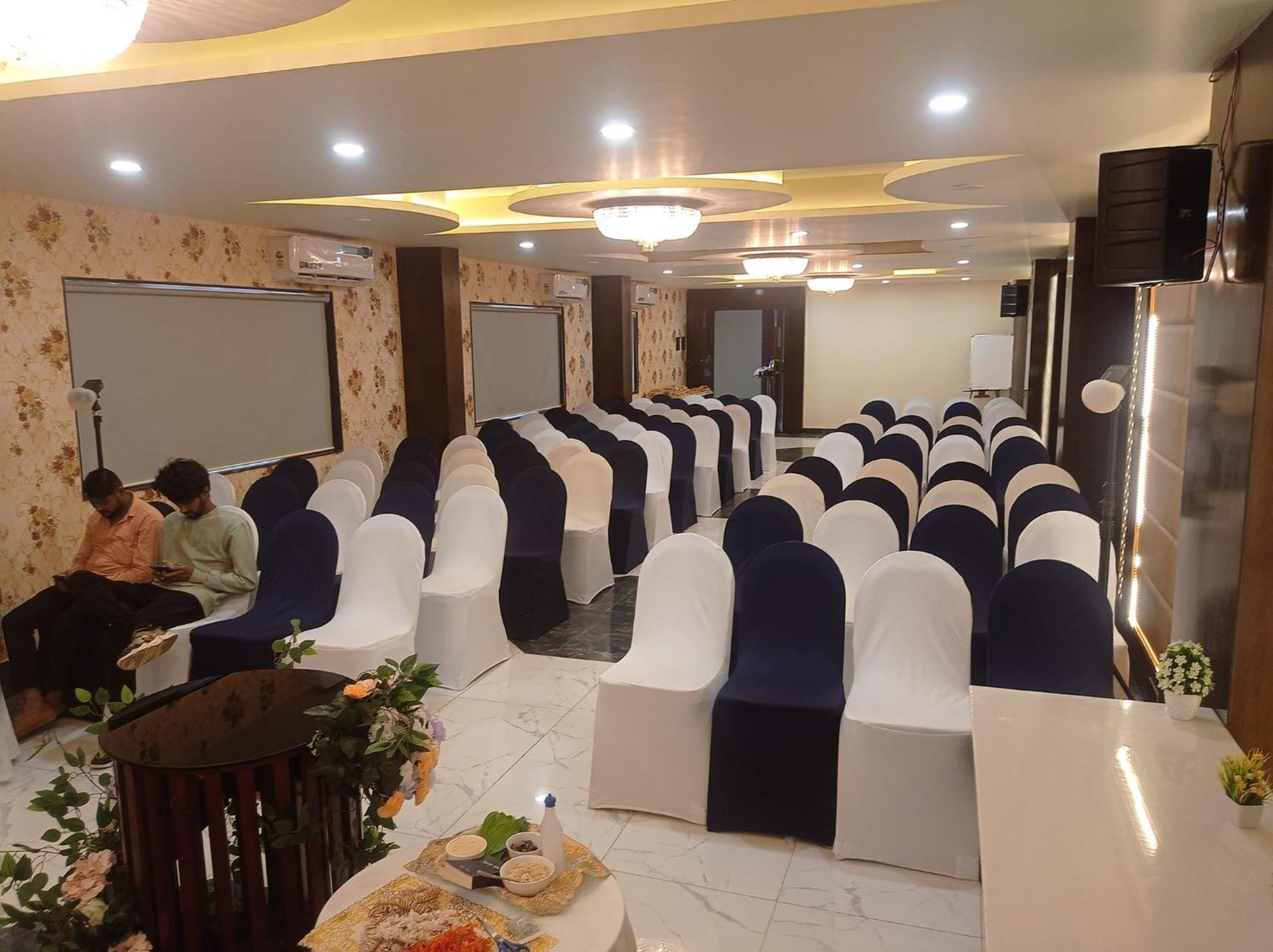 Hotel Eden Karwar Luaran gambar
